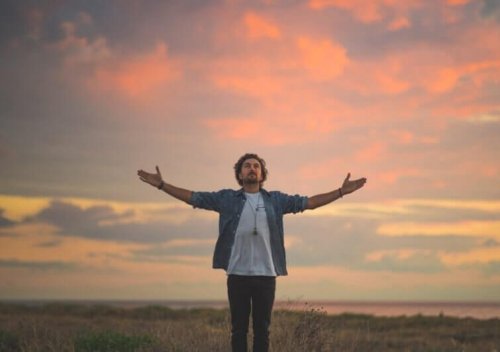 Uomo fa una preghiera personale