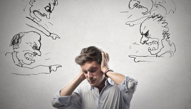 Uomo attaccato da narcisisti