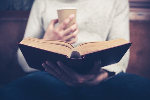 Leggere le biografie e benefici psicologici