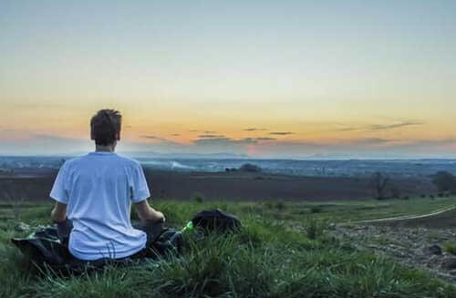 Uomo medita all'aperto