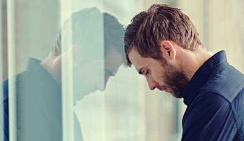 Uomo sa che deve smettere di parlare con un familiare