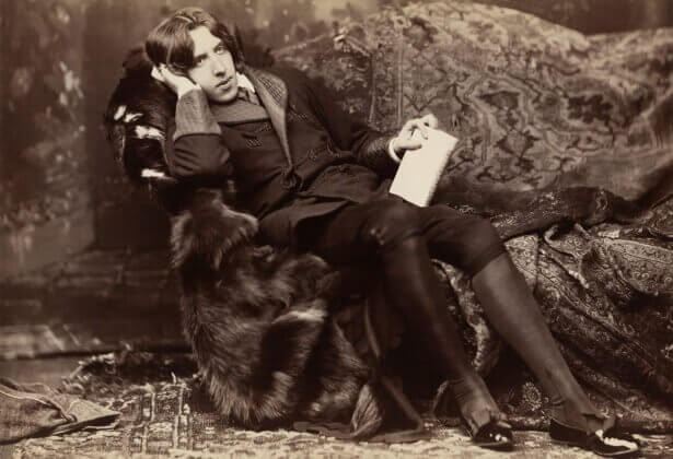 Oscar Wilde seduto