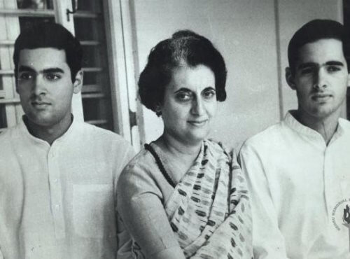 Indira Ghandi con i figli.