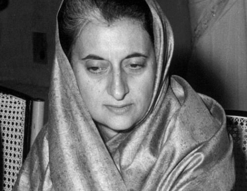 Sguardo di Indira Ghandi rivolto verso il basso.