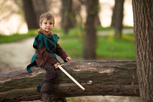 Bimbo vestito da Robin Hood