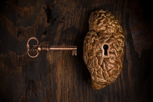 Cervello con serratura e chiave