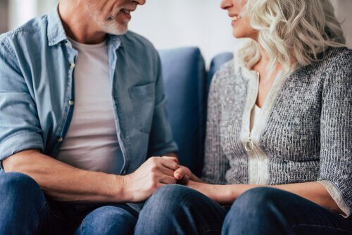 Coppia che si tiene per mano