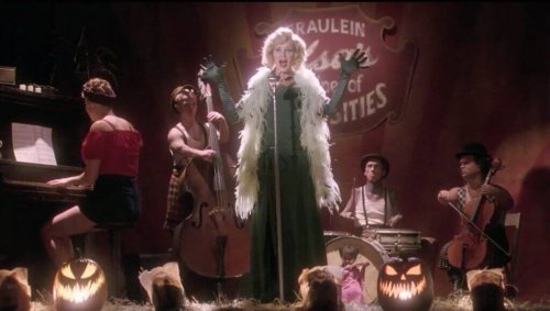 Donna che canta American Horror Story