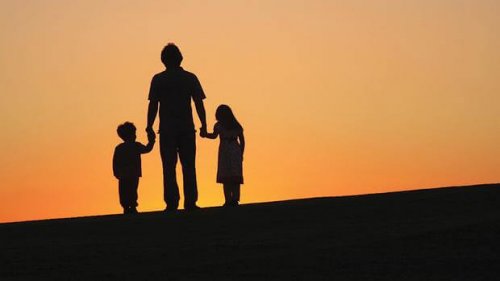 Padre con figli al tramonto