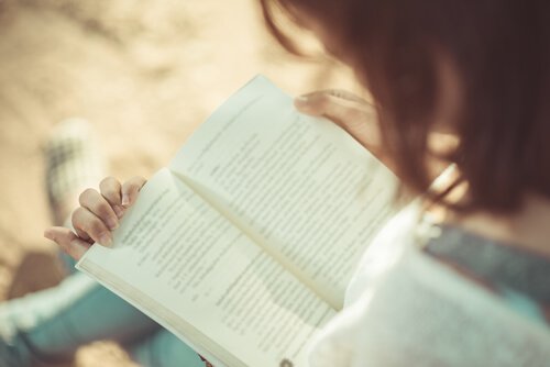 Una ragazza legge un libro