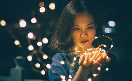 Ragazza con luci in mano