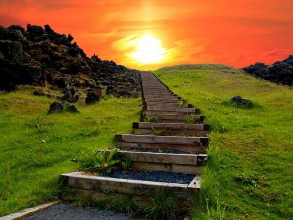 Sentiero con scale verso il sole