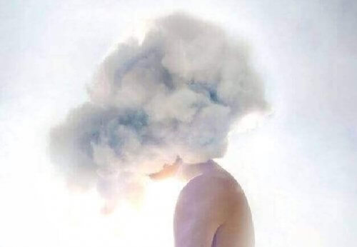 Testa in una nuvola