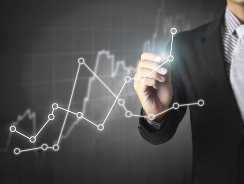 Uomo che disegna un grafico