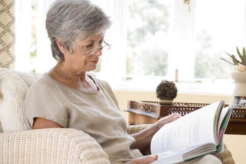 Donna anziana che legge per allenare la stimolazione cognitiva
