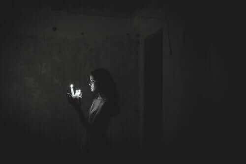 Donna al buio con candela