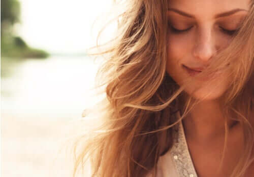 Donna felice guarda in basso