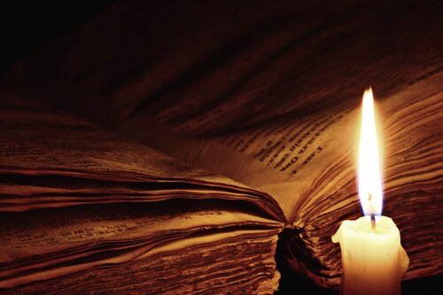 Libro aperto con candela