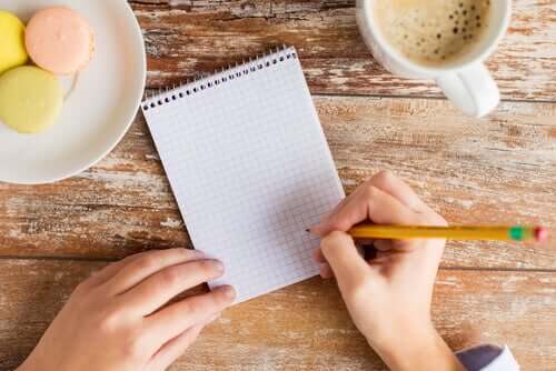 Scrivere una lista delle priorità per gestire il tempo a lavoro 