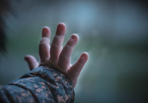 Mano di bambino appoggiato sul vetro della finestra