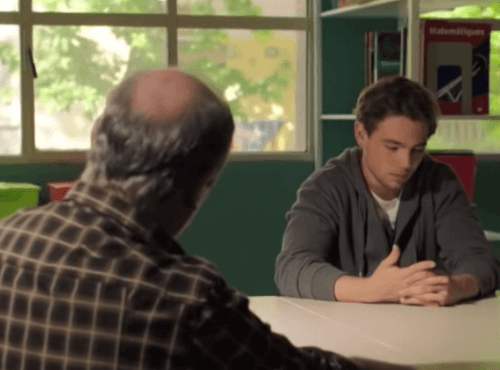 Merlì parla con un alunno