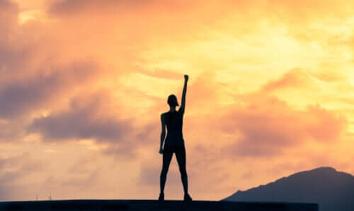 Persona motivata braccio alzato