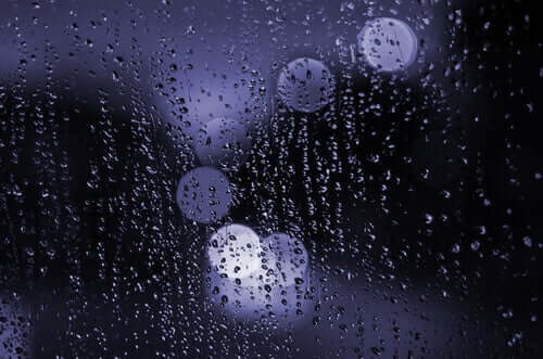 Pioggia sul vetro di notte