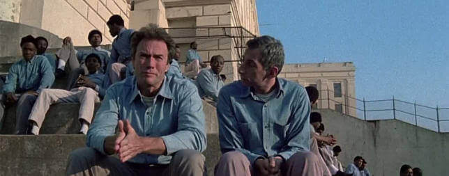 Scena di Fuga da Aalcatraz con prigionieri seduti