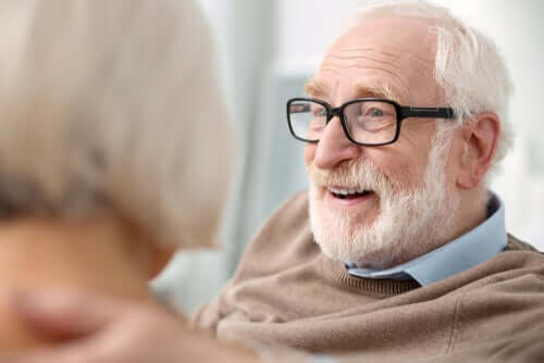 Uomo anziano con occhiali che ride