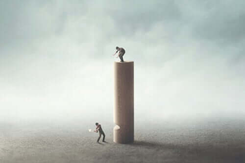 Uomo distrugge con violenza la torre su cui si trova un altro uomo