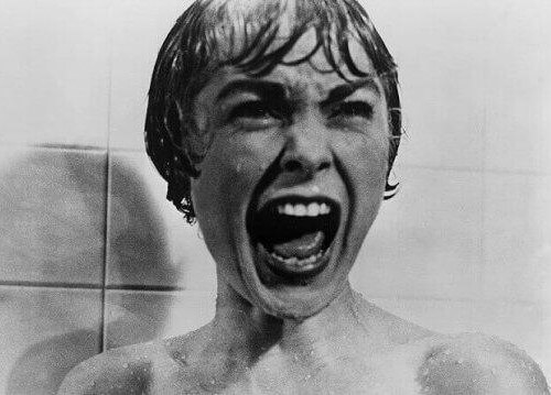Urla sotto la doccia psyco