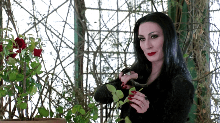 Anjelica Huston nella parte di Morticia