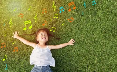 Bambina che ascolta musica
