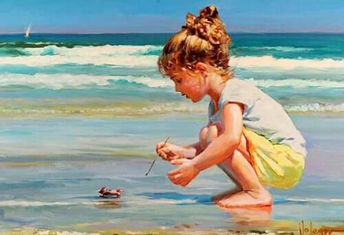 Bambina in spiaggia che gioca 