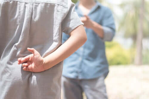 Bambino con le dita incrociate che dice bugie bianche
