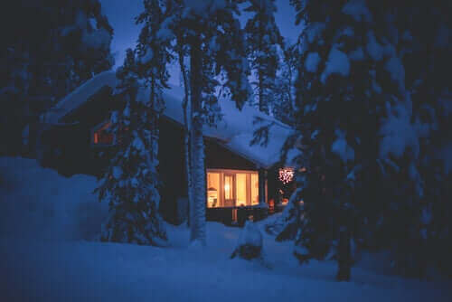 Cottage in un paesaggio innevato