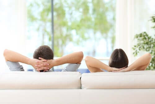 Giovane coppia riposa sul divano di casa