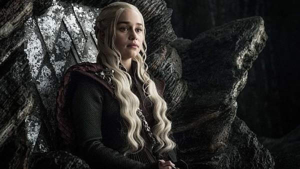 Daenerys Targaryen seduta sul trono
