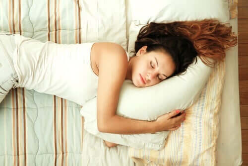 Donna che dorme con sonno profondo