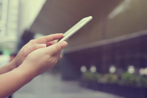 Donna con smartphone come essere disconnessi