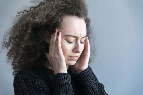 Donna mal di testa gli effetti della preoccupazione