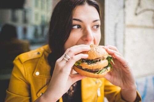 Giovane consuma cibo spazzatura nuoce al cervello