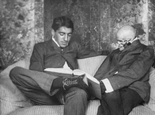 Gregorio Marañón con scheletro