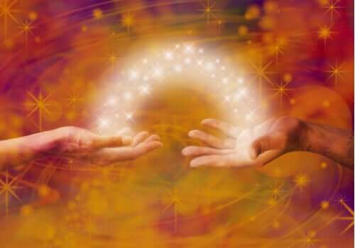 Mani che si passano energia