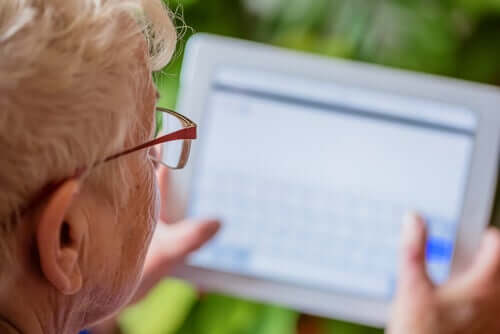 Persona anziana con tablet