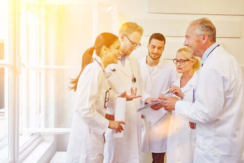 Umorismo tra gruppo di medici