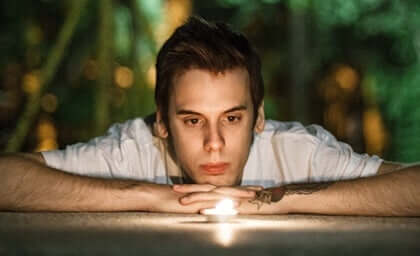 Ragazzo che fissa una luce allenare la perseveranza