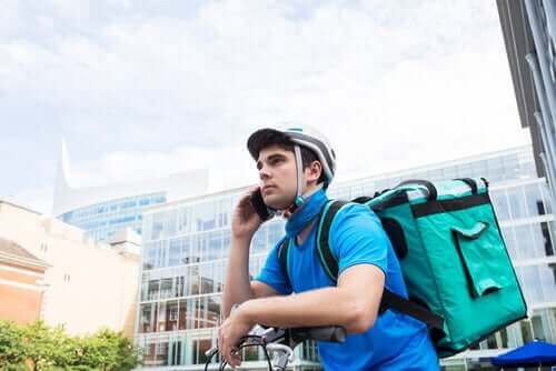 Ragazzo delle consegne gig economy