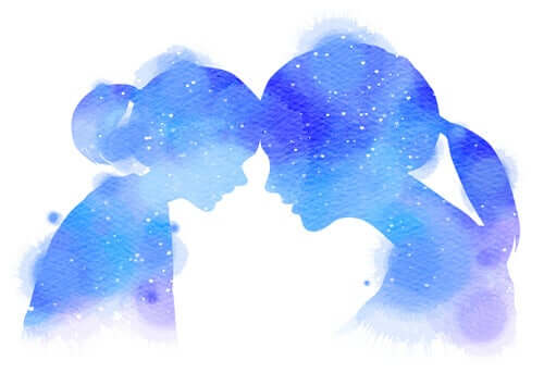 Sagome madre e figlia sulle convinzioni di famiglia