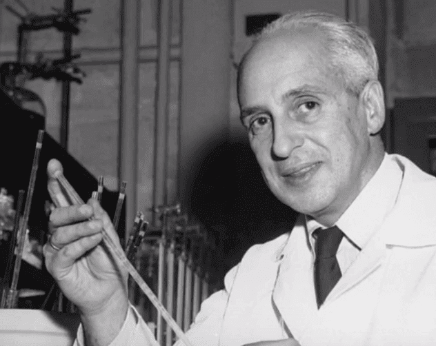 Severo Ochoa nel suo laboratorio